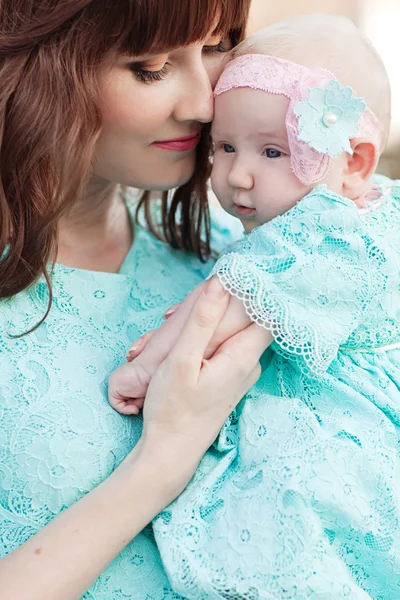 Портрет щасливої люблячої матері в блакитній сукні та її дитині поза — стокове фото