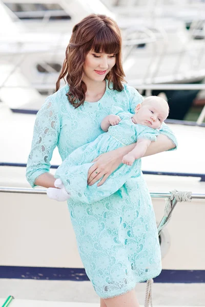 Portret van plezier liefdevolle moeder in blauwe jurk en haar baby overtreffen — Stockfoto