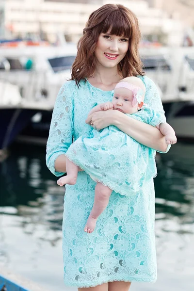Портрет счастливой любящей матери в синем платье и ее ребенка outdo — стоковое фото