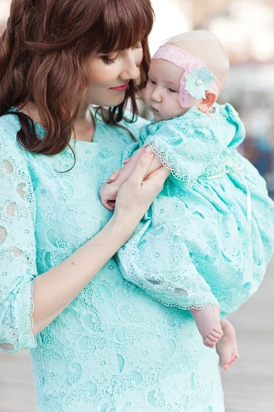 Retrato de madre feliz amorosa en vestido azul y su outdo bebé —  Fotos de Stock