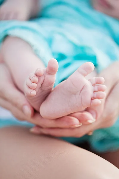 Baby nohy v rukou matka — Stock fotografie