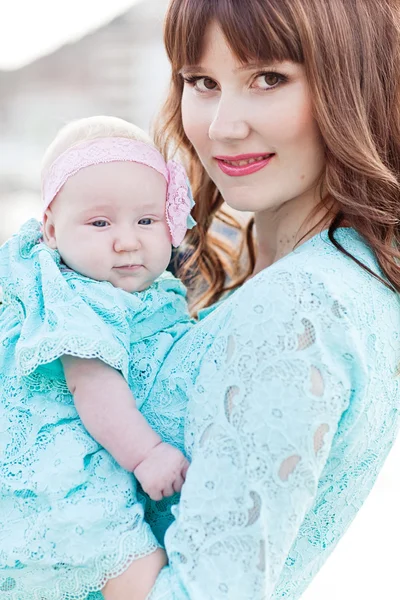 Retrato de madre feliz amorosa en vestido azul y su outdo bebé —  Fotos de Stock