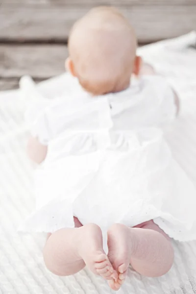 Petits pieds de bébé fille nouveau-né en coton blanc dr — Photo