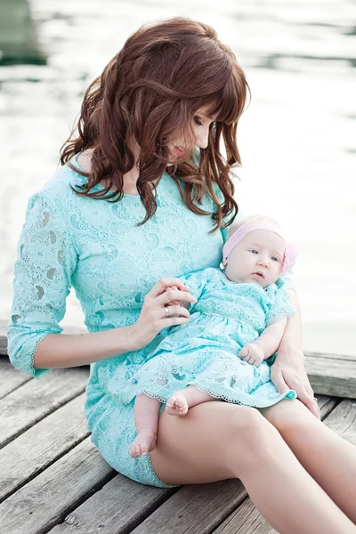 Retrato de madre feliz amorosa en vestido azul y su outdo bebé —  Fotos de Stock