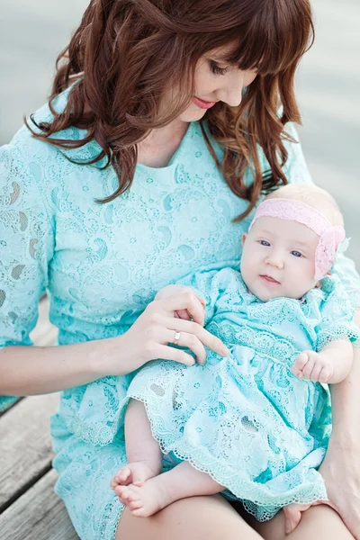 Retrato de madre feliz amorosa en vestido azul y su outdo bebé —  Fotos de Stock