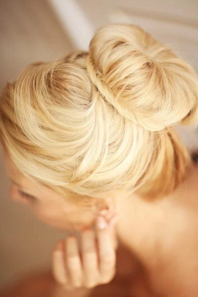 Close up of Beautiful blond woman with fashion wedding hairstyle — Stock Photo, Image