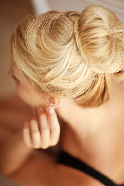 Close up of Beautiful blond woman with fashion wedding hairstyle — Stock Photo, Image