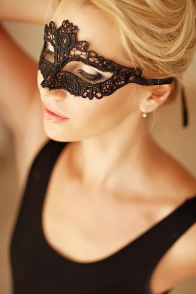 Hermosa mujer con máscara de encaje negro sobre sus ojos. Sensua rubia — Foto de Stock