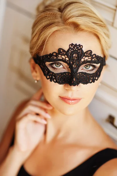 Hermosa mujer con máscara de encaje negro sobre sus ojos. Sensua rubia —  Fotos de Stock