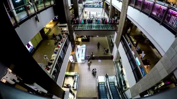 Zákazníky bloudit na náměstí míru nákupní centrum v Dalian — Stock video