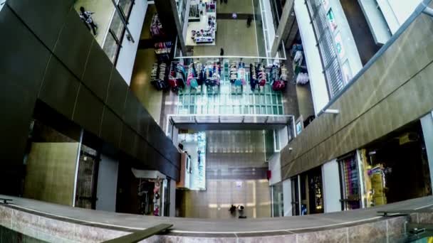 Klienci wędrować na placu pokoju centrum handlowego w Dalian — Wideo stockowe