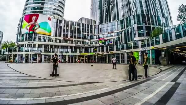 Caminhando no SOHO de Sanlitun — Vídeo de Stock