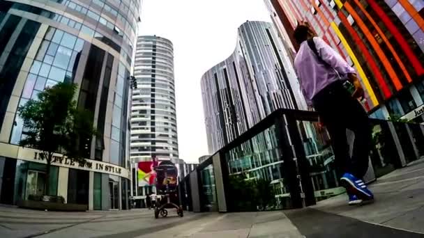 Wandelen in het Sanlitun Soho — Stockvideo