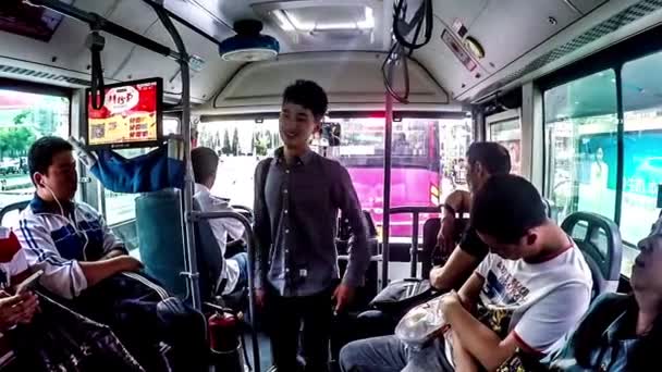 Dalian, Çin için otobüs yolcuları kurulu. — Stok video