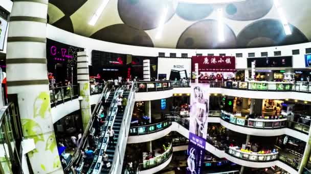 I clienti vagano al centro commerciale — Video Stock