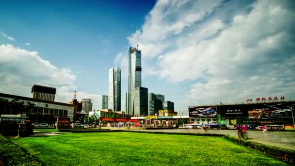 Edifici vicino alla stazione ferroviaria Dalian — Video Stock