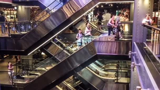 O moderno shopping center com clientes — Vídeo de Stock