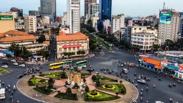 Livlig trafik i centrum av Ho Chi Minh City, Vietnam. — Stockvideo