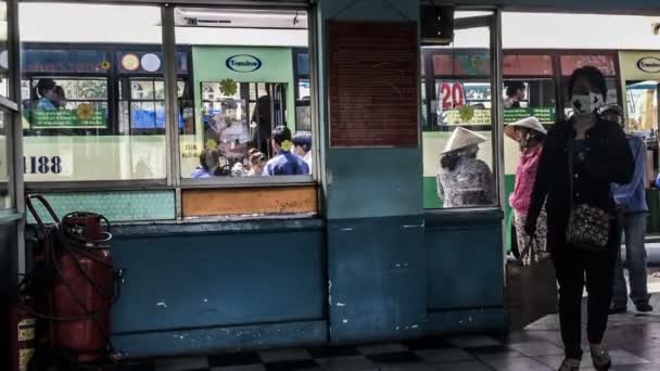 Pasażerowie wysiadając na dworcu autobusowym w Ho chi Minh, Wietnam. — Wideo stockowe