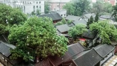 Pekin, bird'view tipik eski Pekin rainning gün, Çin evleri.