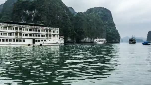 The boats on Li river and mountains — Stock Video