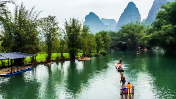 Bambu flottar med besökare gå på floden Yulong — Stockvideo