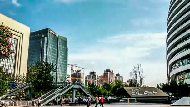 Gente despertando cerca del centro comercial Galaxy SOHO — Vídeo de stock