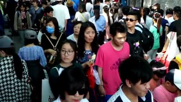 La folla attraversa la strada a Pechino — Video Stock