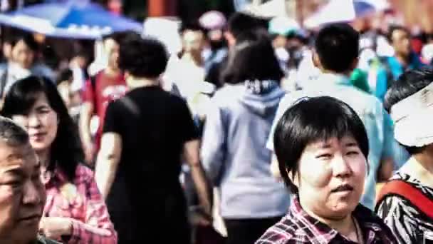 Crowd cross the street in Beijing — Stock Video