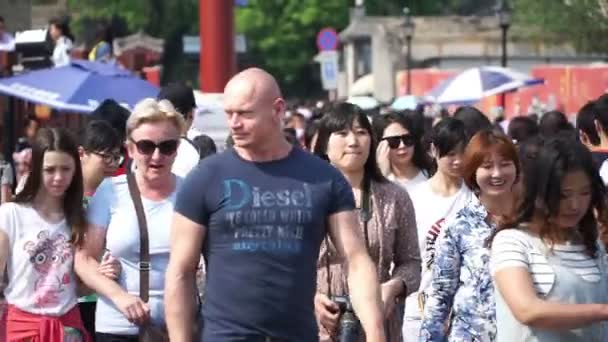 Multidão atravessa a rua em Pequim — Vídeo de Stock