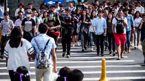 Publiken över gatan i Peking — Stockvideo