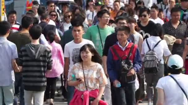 Publiken över gatan i Peking — Stockvideo
