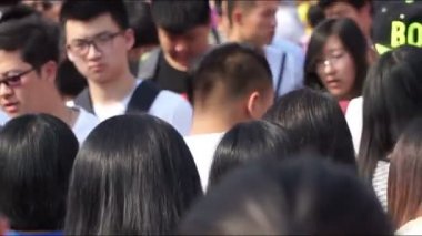 insanlar alışveriş sokakta yürürken