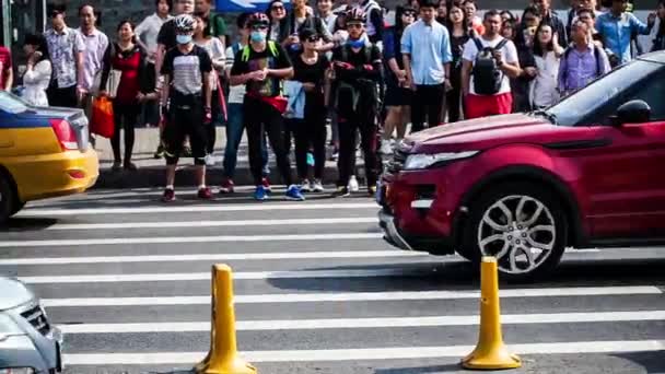 Crowd cross the street in Beijing — Stock Video