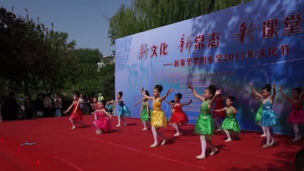 Ragazze che ballano felicemente sul palco — Video Stock