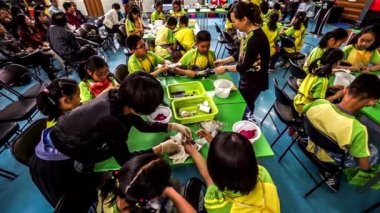 Okuldan sonra onların Tie-boya inşaat gözbebeklerini kontrol