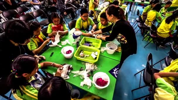 Alunos verificar seus trabalhos tie-dye em depois da escola — Vídeo de Stock