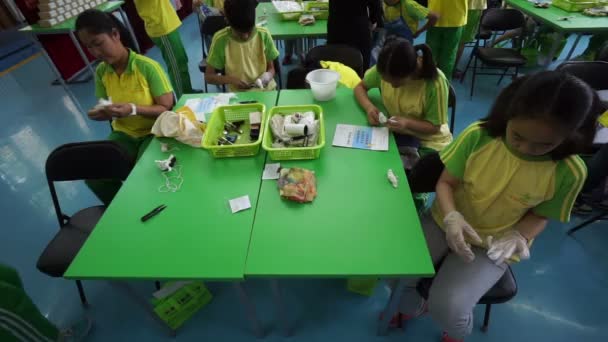 Murid memeriksa tie-dye mereka bekerja setelah sekolah — Stok Video