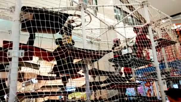 Los niños juegan en el centro comercial — Vídeo de stock
