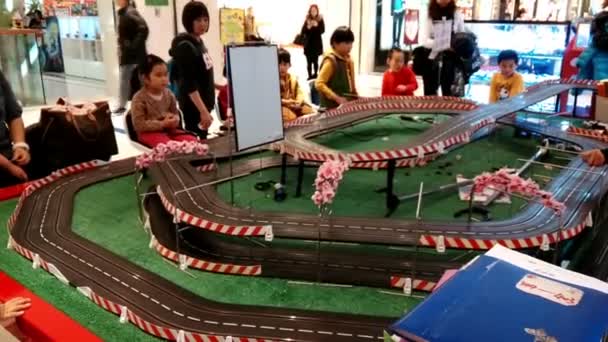 Die Kinder sehen ihren Autos beim Rennen zu — Stockvideo