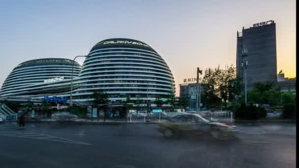 Galaxy Soho doğru yürüyüş — Stok video