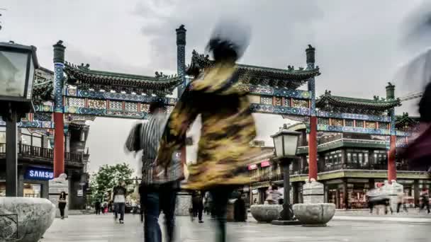 Menschen schlendern in der Einkaufsstraße Qianmen — Stockvideo