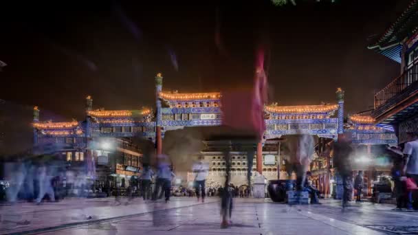 La gente pasea por la calle comercial Qianmen — Vídeos de Stock