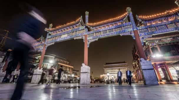 Folk ströva i shoppinggatan Qianmen — Stockvideo