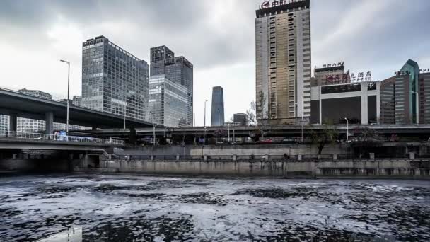 La contaminación del agua en el CDB de Jianwai — Vídeo de stock