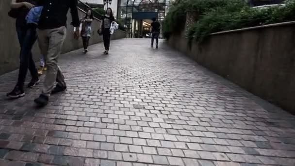 Люди, гуляющие в торговом центре — стоковое видео