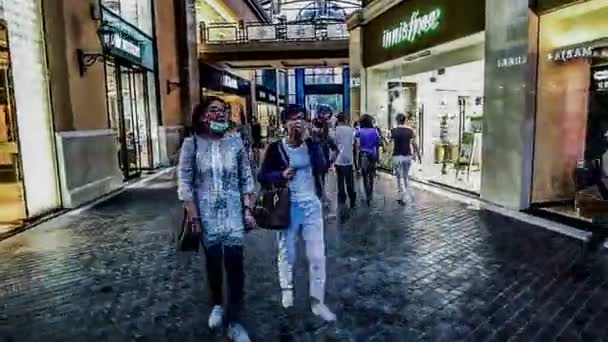 Le persone si divertono nel centro commerciale — Video Stock