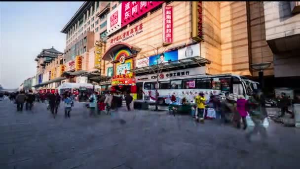 La trafficata strada pedonale di Wangfujing — Video Stock