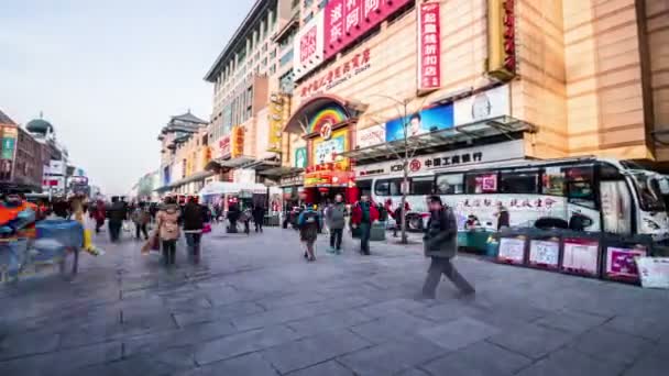 A movimentada rua de pedestres de Wangfujing — Vídeo de Stock