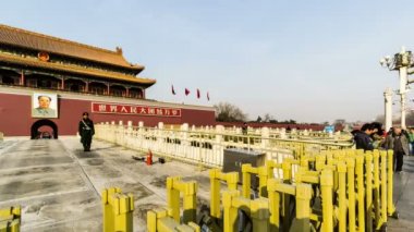 Pekin'de tiananmen meydanında ziyaretçilerin yürüyüş